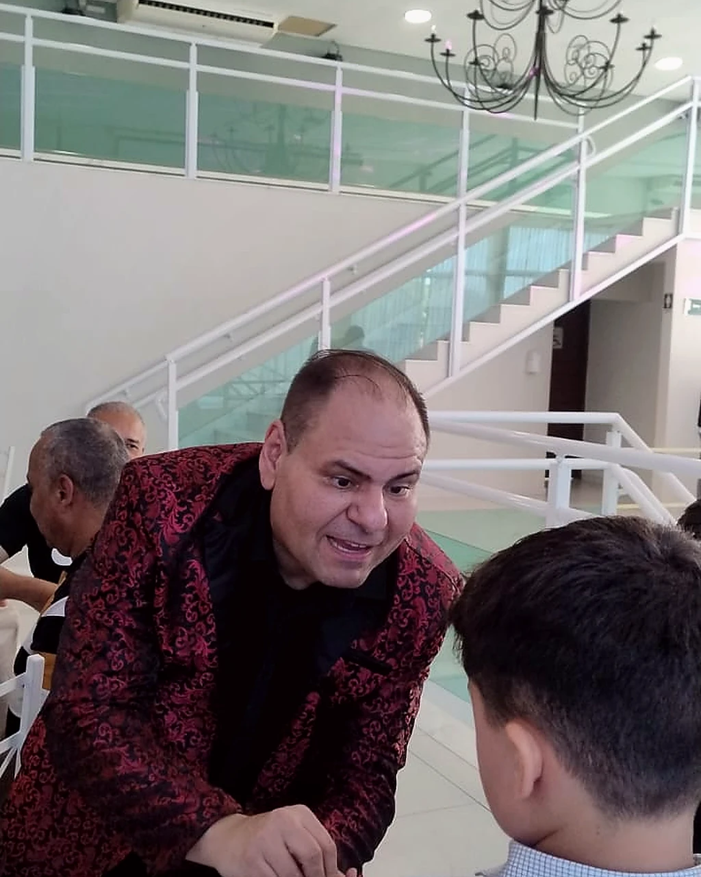 Rodrigo Bento surpreende os convidados com mágica de proximidade