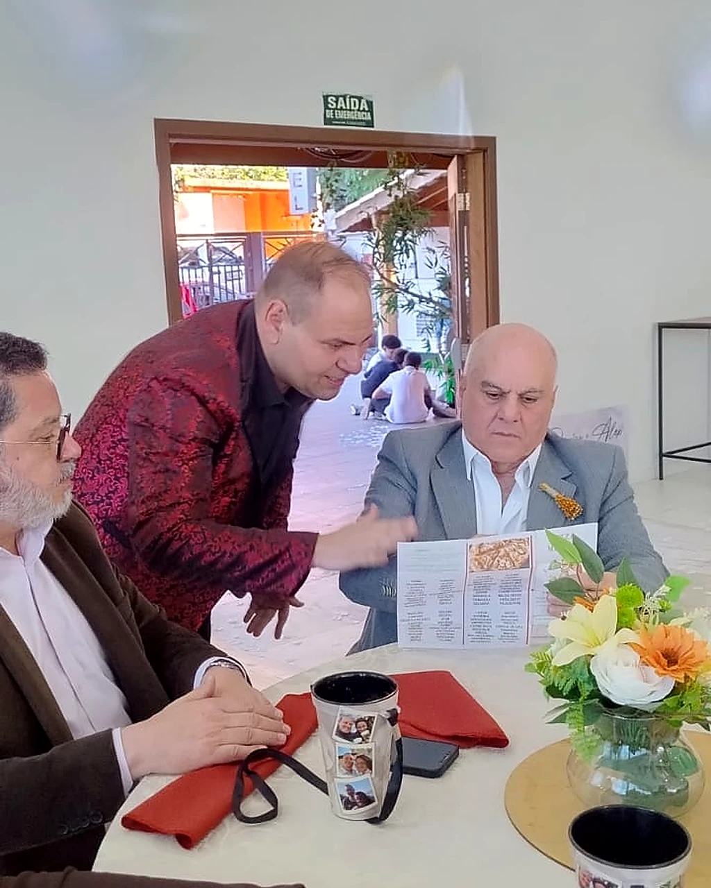 Rodrigo Bento em uma apresentação ao vivo