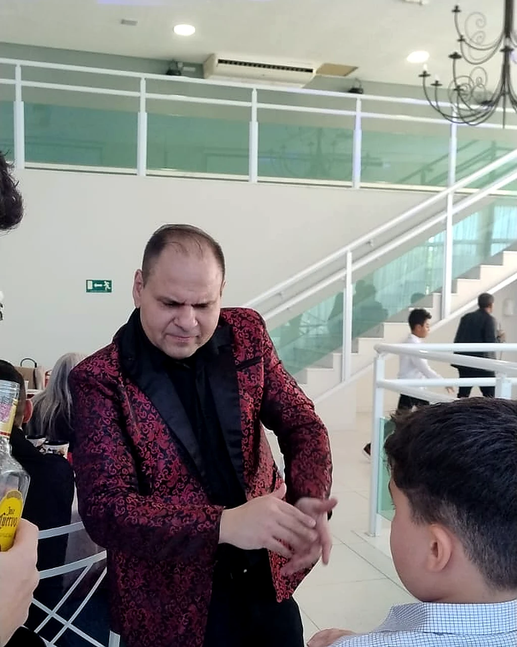Rodrigo Bento apresenta suas mágicas em uma celebração